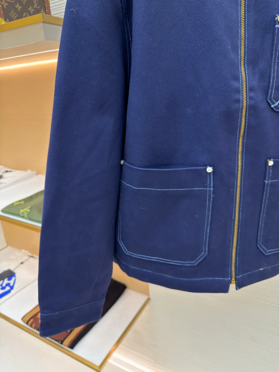 LOUIS VUITTON Winter Solstice Denim Work Clip ●Original version: Purchased and developed for 28500 ●Item number: 1680749-C45 ●Fabric: royal blue thickened beaded canvas fabric ●Technology: made on a positioning cutting machine ●Version: fitted version ●Weight: about 1315 grams ●Size: 46-48-50-52 ●Description: Has a comfortable wool collar and Monogram quilted lining, with topstitching incorporated into the chest pocket and rear respectively. LV logo and suede LV patch. Pearlescent rivets and buttons give it a dandy feel, matching the style. The overall wiring is straight and delicate, the fabric is comfortable and soft, and the color is consistent without color difference. It can be matched with the same style to create a fashionable look and control various occasions. Customized accessories, complete with three standards, same style for men and women!